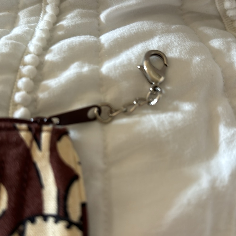2/$10 Excellent condition Vera Bradley Sm zippered ID/coin purse. - Picture 2 of 3